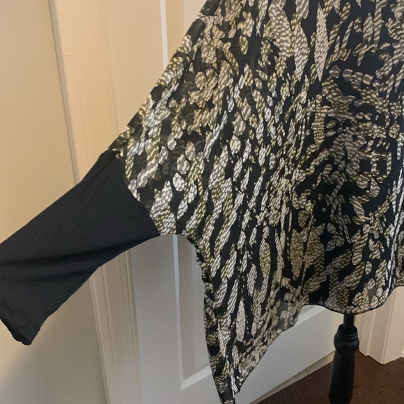 NWOT.  Woman’s long sleeve cocoon style top with rounded neck & fitted sleeves. - Picture 6 of 9